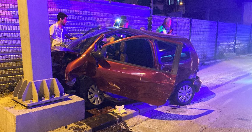 Otomobil tır ve direğe çarptı: 4 yaralı