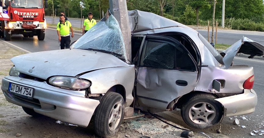 Otomobil direğe çarptı: 1 ölü, 1 yaralı