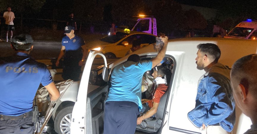 Bariyere çarpan araçta 2 kişi sıkıştı