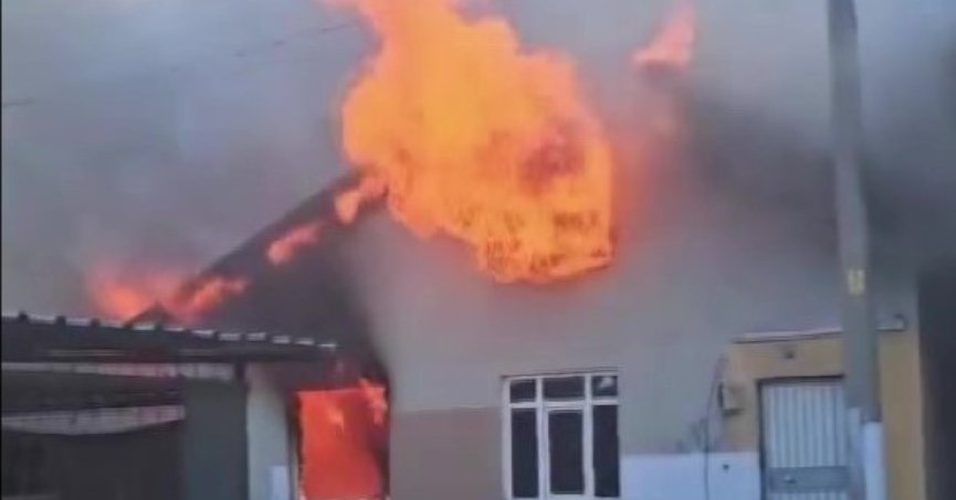 Tek katlı ev alev topuna döndü