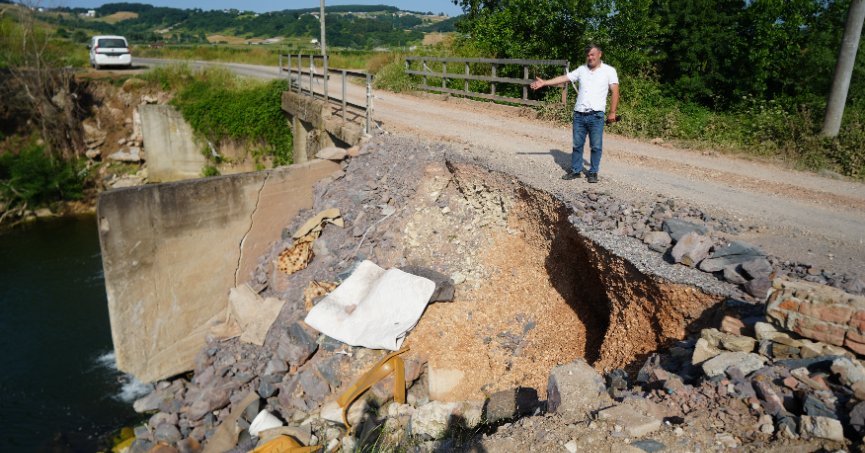Sel sebebiyle zarar gören köprüde yıkılma tehlikesi