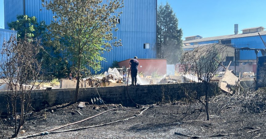Sanayi sitesinin bahçesinde yangın