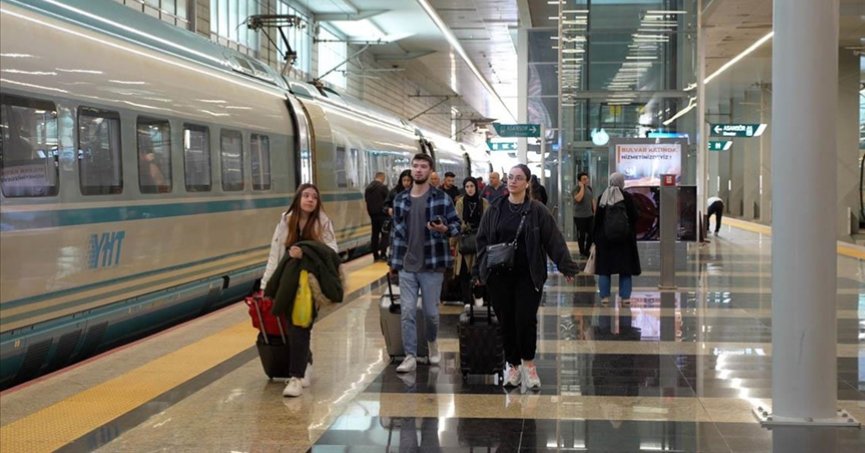 Tatilde demir yollarını 7,5 milyon kişi kullandı