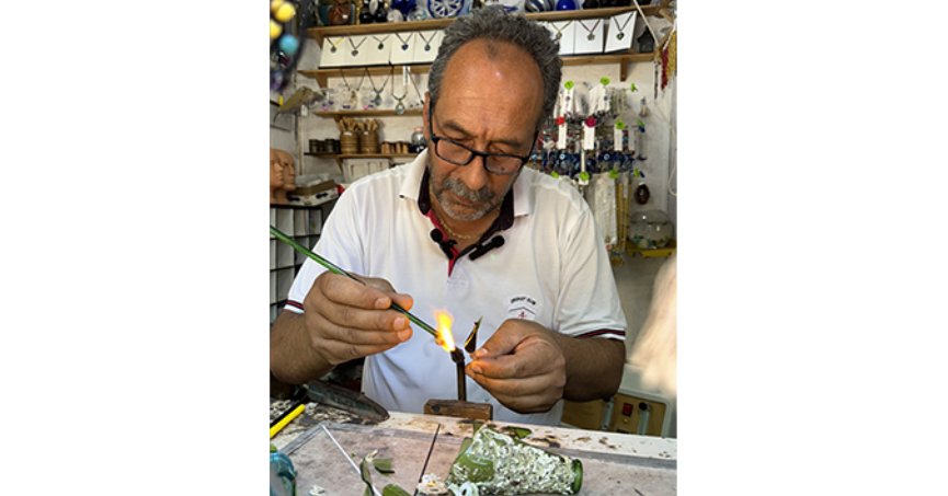 Atık cam, elinde süs eşyasına dönüşüyor