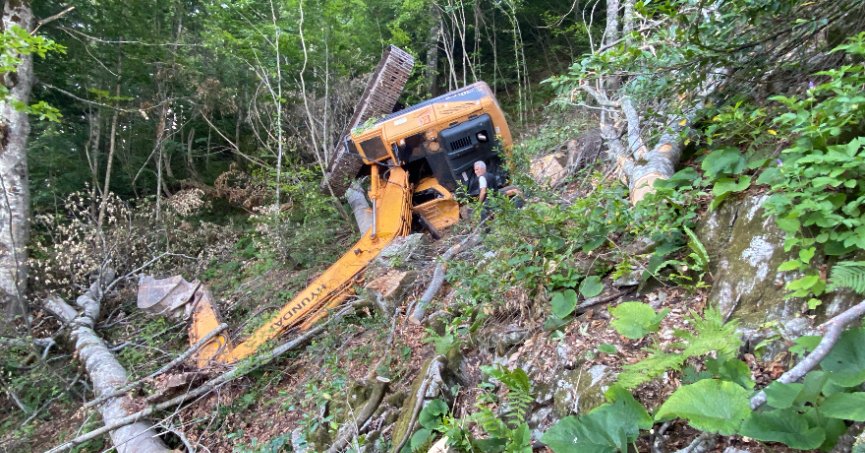 İş makinesi yamaçtan uçtu, operatör altında kaldı