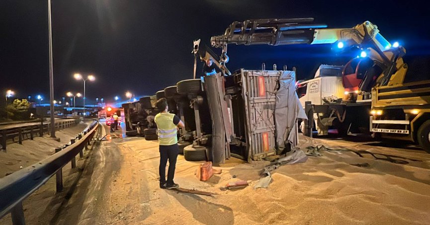 Devrilen tırın sürücüsü yaralandı