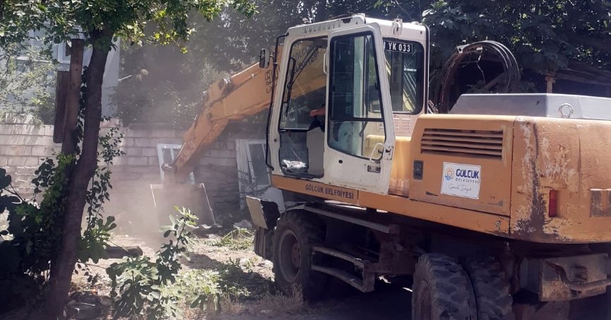 Atıl durumdaki baraka yıkıldı