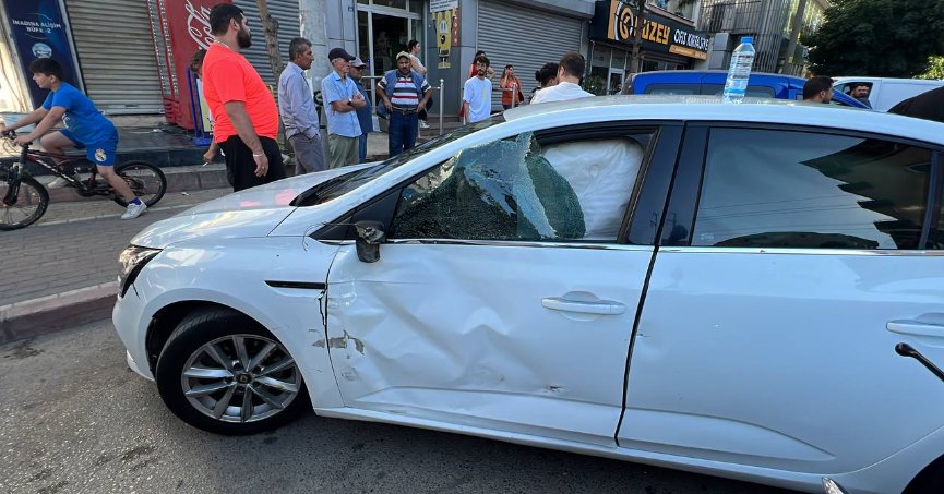 Motosikletle otomobil çarpıştı: 2 yaralı