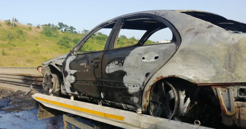 Otomobilde çıkan yangın ulaşımı aksattı   