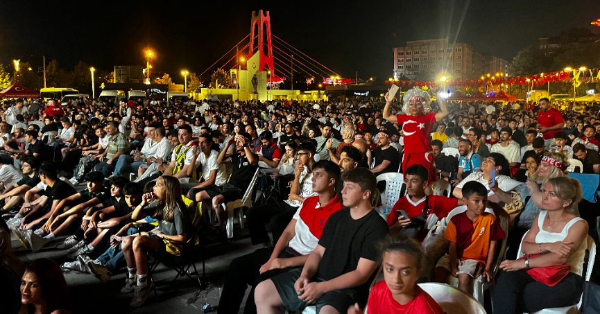 Binlerce Kocaelili milli takım için tek yürek oldu