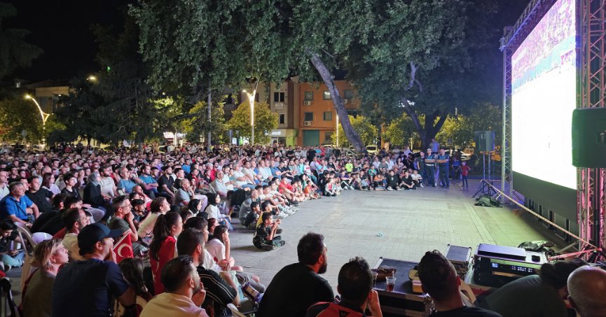 Çeyrek final coşkusu Gölcük’ü sardı