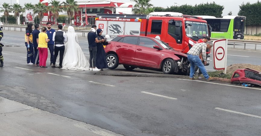 Düğüne saatler kala kaza yaptılar: 5 yaralı