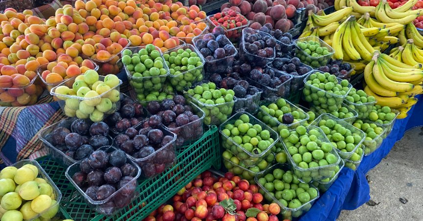 Semt pazarında yaz meyvelerine yoğun ilgi