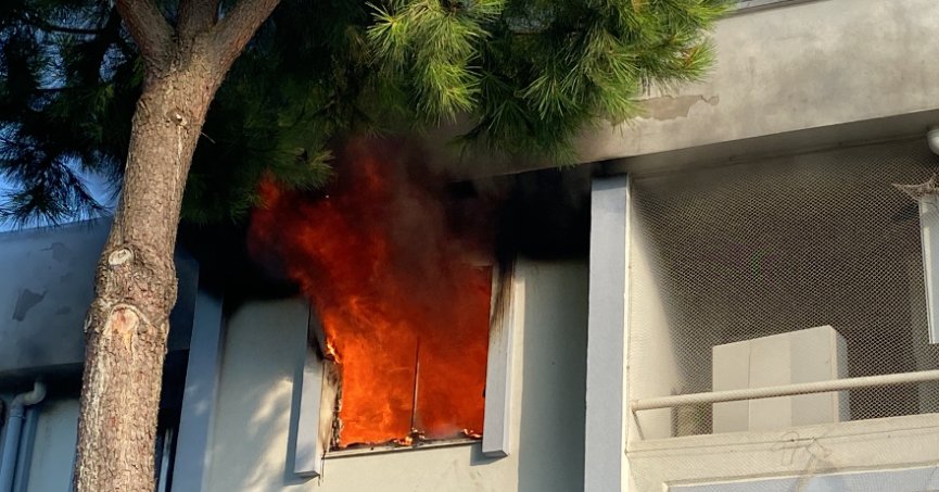 Yanan evde uyuyan şahsı komşuları kurtardı