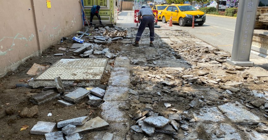 Trafonun kalkacağı alanda kaldırım söküldü