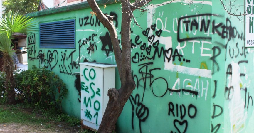 Trafodaki yazılar görsel kirlilik oluşturuyor