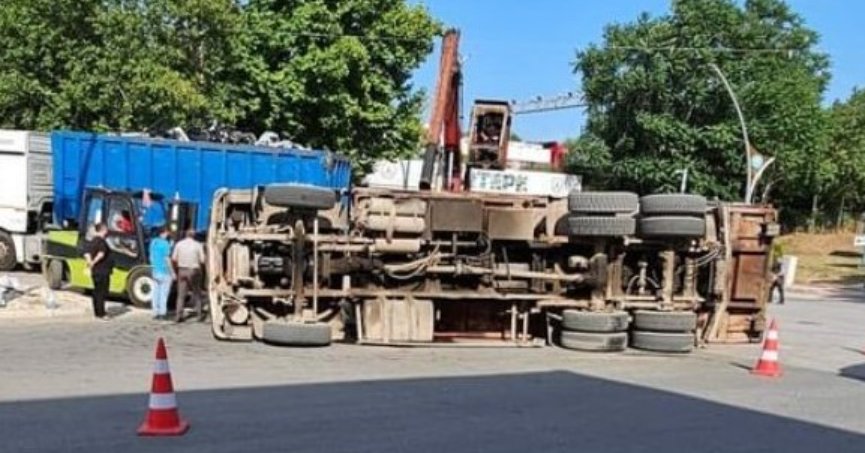 Fazla yüke dayanamayan kamyon devrildi