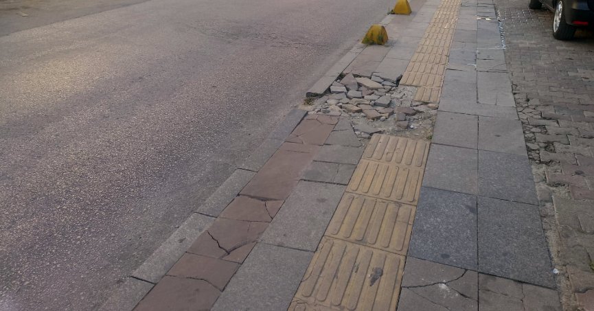 Kaldırımdaki bozulma giderilmeli