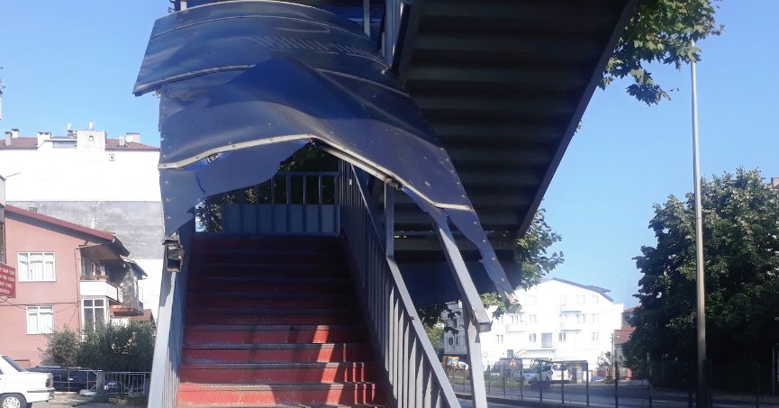 Üstgeçidin zarar gören yeri yenilenmeli