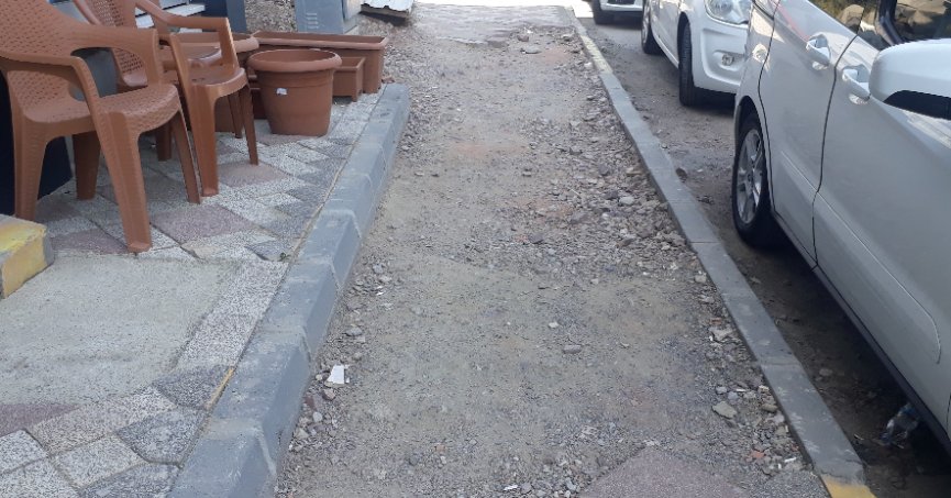 Kaldırımın üzeri yenilenmeli