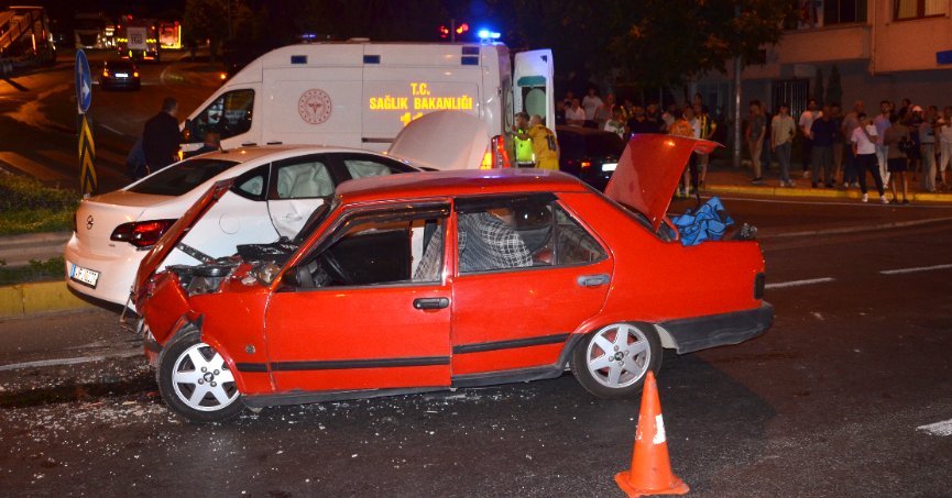 İki otomobil çarpıştı: 6 yaralı