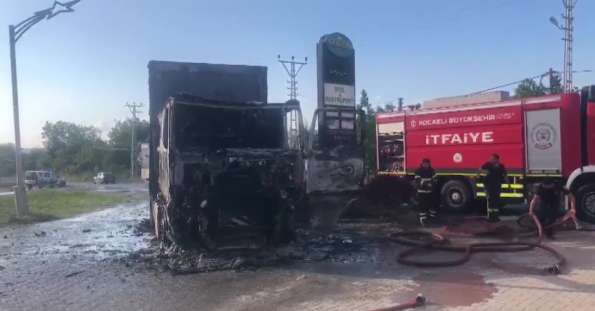 Alev alev yanan tırdan geriye iskeleti kaldı