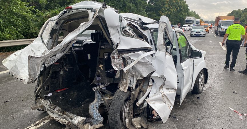 Minibüs hafif ticari araca çarptı: 2 ölü, 4 yaralı