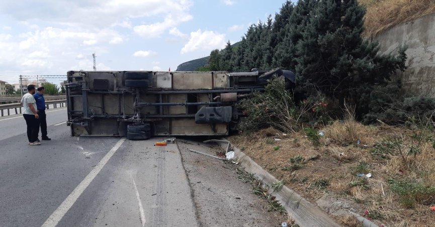 Devrilen kamyonun sürücüsü yaralandı