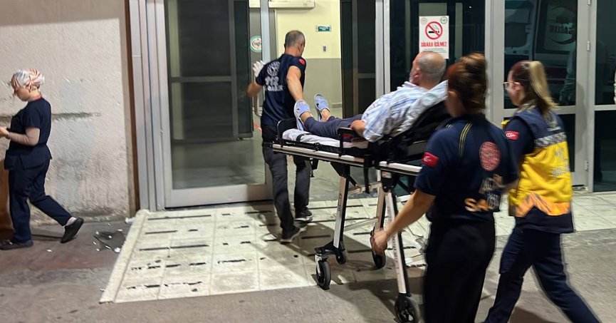 Yolda yürürken bıçaklı saldırıya uğradı