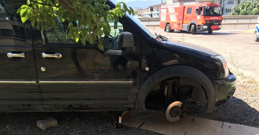 Lastiğini değiştirdiği aracın altında kaldı