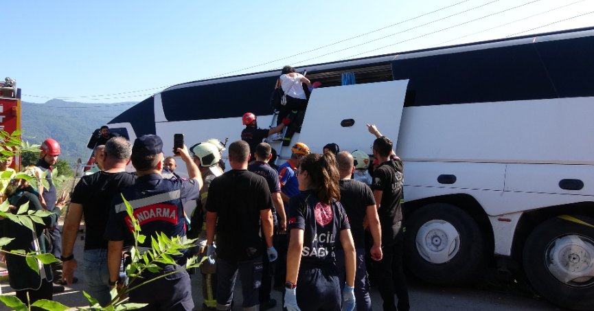 Tur otobüsü yan yattı: 43 kişi bir saatte kurtarıldı