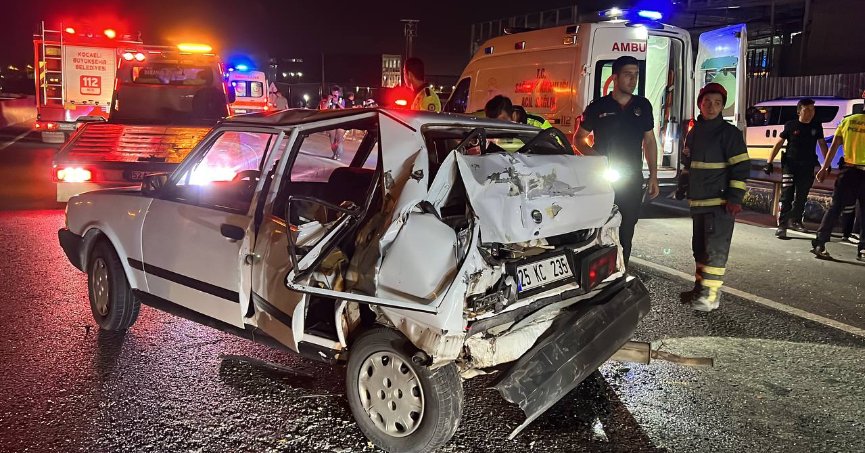 Midibüs otomobile çarptı: 5 yaralı