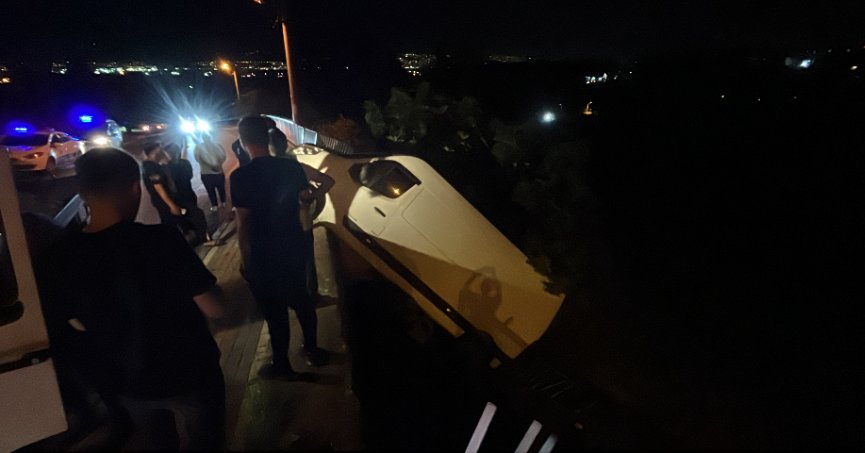 Freni boşalan araç yüksekte asılı kaldı