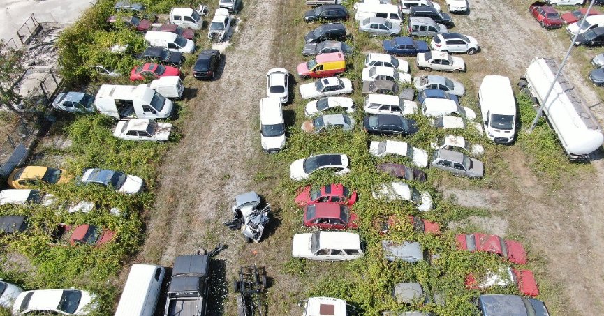 Milyonluk araçlar yedieminde çürüyor