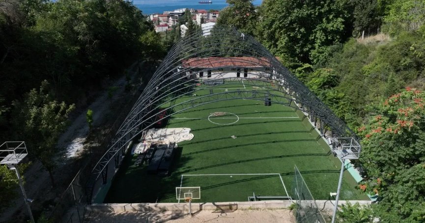 Turgutspor sahasının üstü kapatılıyor