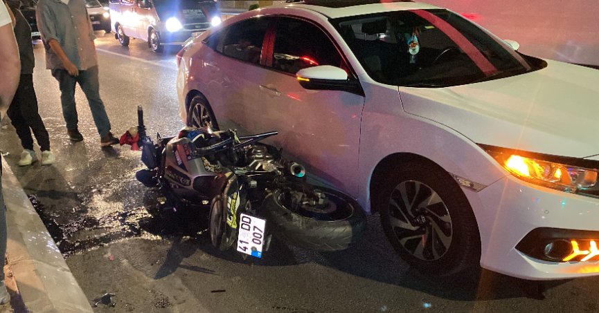 Motosiklet, otomobile arkadan çarptı: 2 yaralı