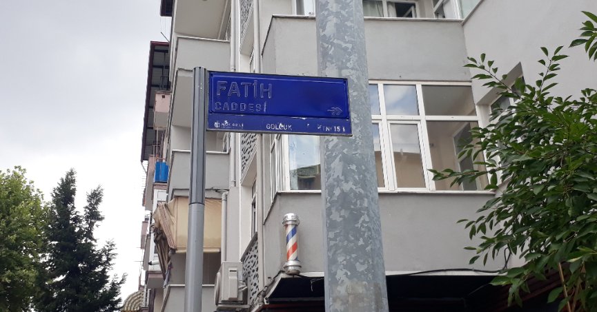 Yazıları silinen tabelalar yenilenmeli