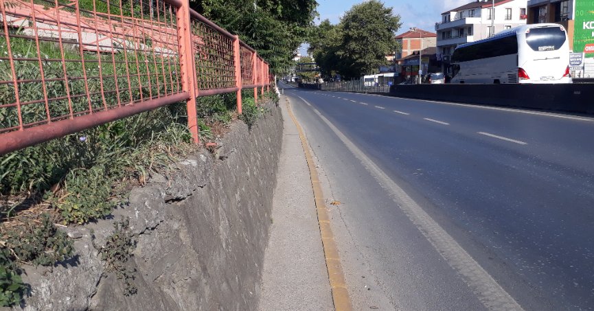 Dar kaldırımın yanına bariyer isteniyor