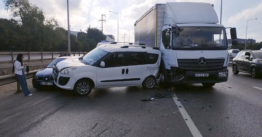 4 araç birbirine girdi: 3 yaralı