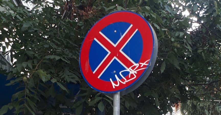 Tabelanın üzerindeki yazı temizlenmeli