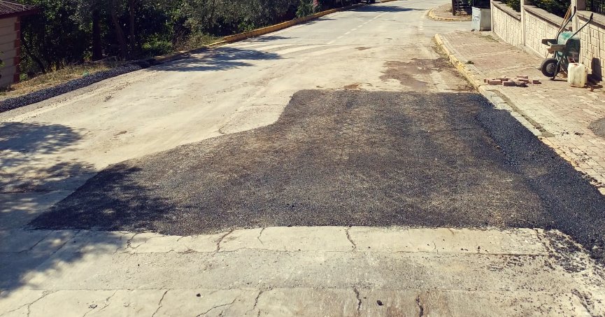 Bozulan yollar asfalt yama ile düzeltiliyor