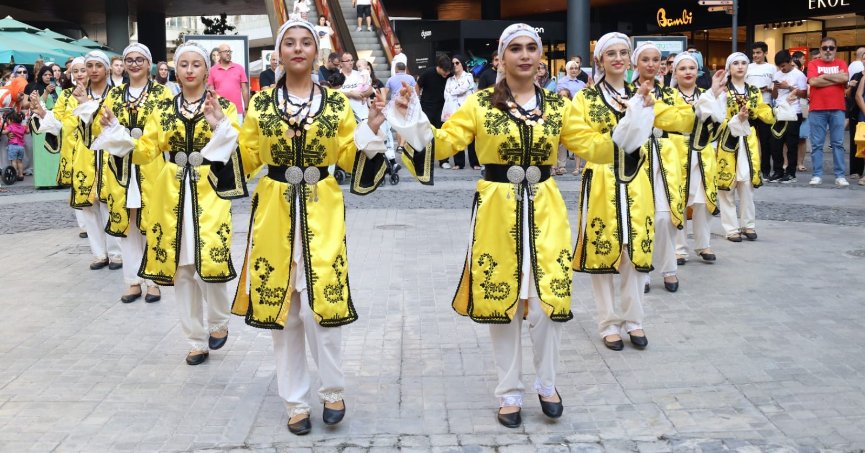Üç ülkenin halk dansları ekipleri izleyenleri büyüledi