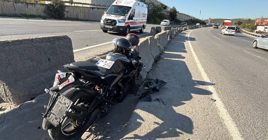 Motosiklet bariyere çarptı: 2 yaralı