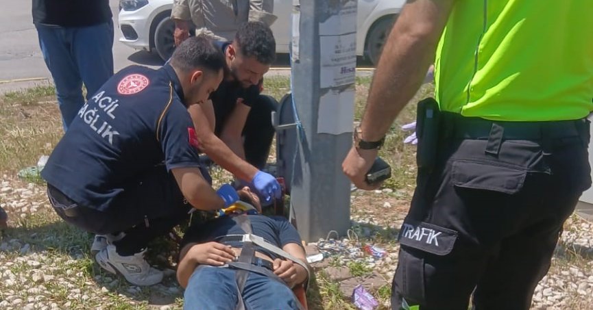 Motosikletli kontrolden  çıkarak yaralandı   