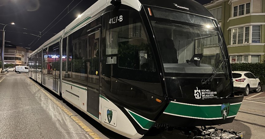 9. tramvay raylara indi, son araç yolda