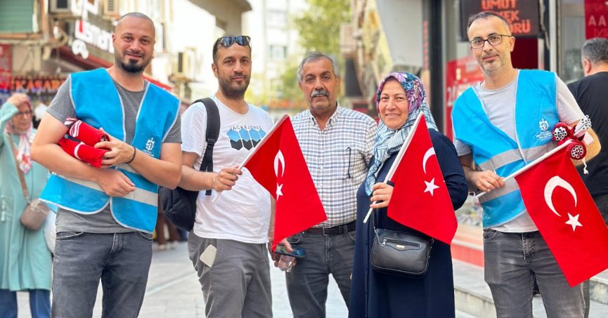 Vatandaşlara binlerce bayrak dağıtıldı