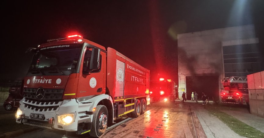 Geri dönüşüm fabrikasında korkutan yangın