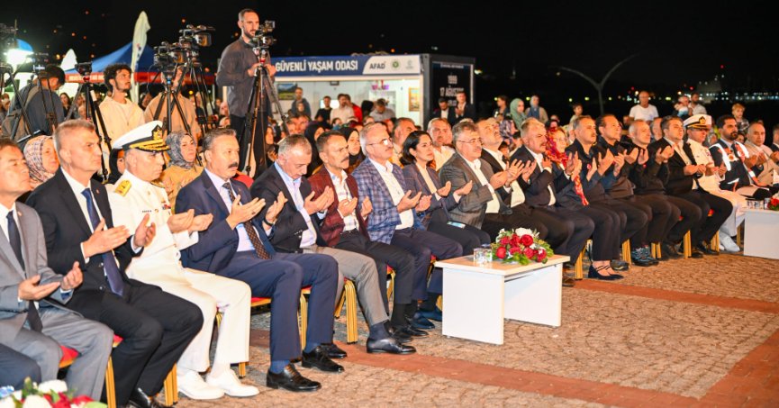 Deprem şehitleri dualarla anıldı