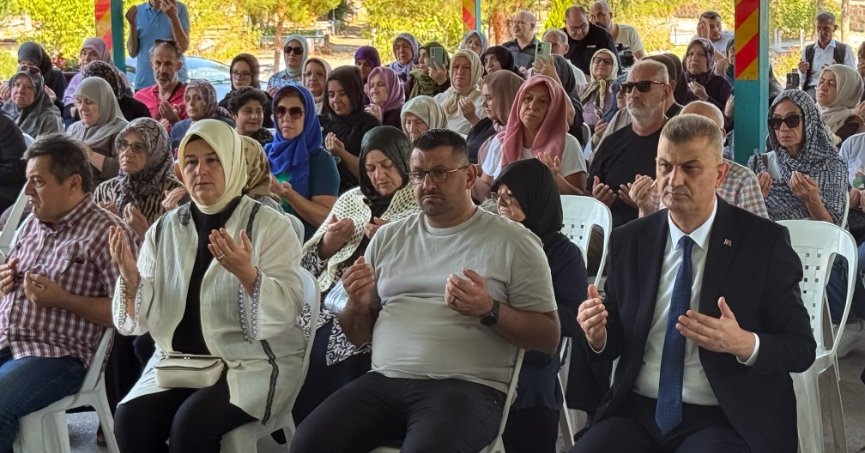 Deprem şehitleri için mezarlıkta anma