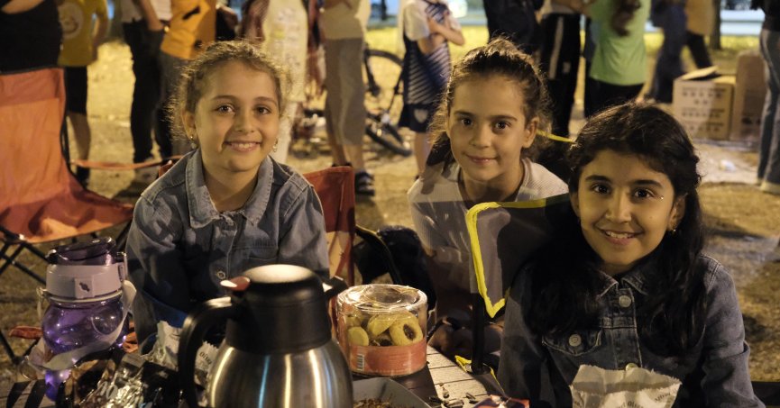 Çocukların açık hava sinema keyfi